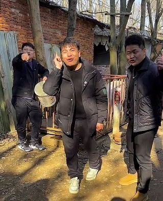 杀猪宴模仿潮酿“丧尸围城”闹剧，乡村争相搭上流量快车下的隐忧（组图） - 2