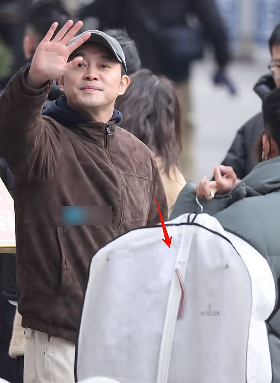 明星春晚联排带一堆助理，拎包拿水杯随身伺候，细节见人品（组图） - 17