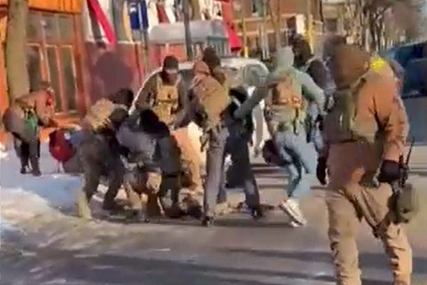美国移民执法机构ICE周末再次导致公民受枪击身亡（图） - 1