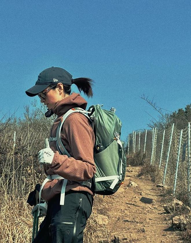 朱亚文妻子野爬大阳山，被背囊压得直不起腰，山路陡峭摔倒好狼狈（组图） - 1
