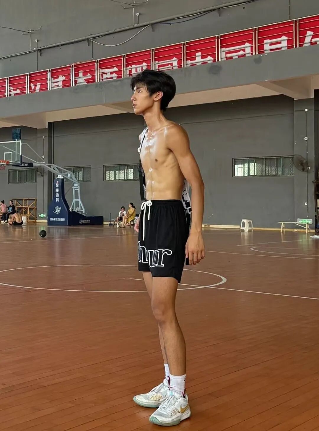 【帅哥】北体白袜篮球队长体育生， 八块腹肌！学弟们的必吃榜top1...（组图） - 8