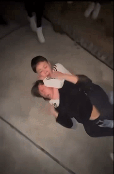日本一男童遭初中生勒颈扔进大海!施暴者边拍边笑,霸凌视频全网疯传超1亿人围观…(组图) - 12