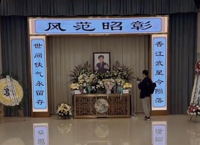 梁小龙葬礼举行：家属设置两个灵堂，周星驰送花篮送别（组图） - 9