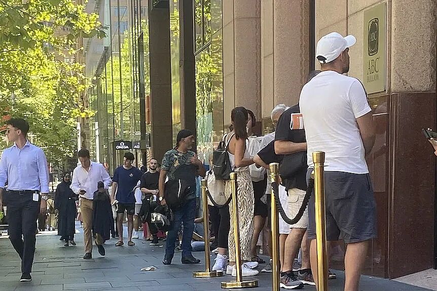 见证历史!金价首次突破5000美元大关,澳洲街头现抢金潮,专家预测“今年或冲向6400”(组图) - 2