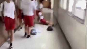日本一男童遭初中生勒颈扔进大海!施暴者边拍边笑,霸凌视频全网疯传超1亿人围观…(组图) - 11