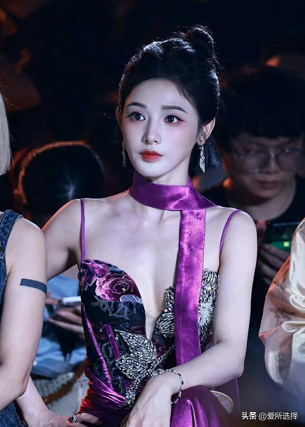 一句“加班祝福”，引发十八万网友站队！彭小苒惹争议背后是啥？（组图） - 1