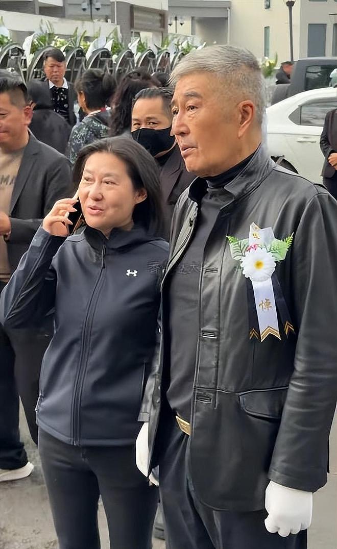 梁小龙葬礼举行：家属设置两个灵堂，周星驰送花篮送别（组图） - 11