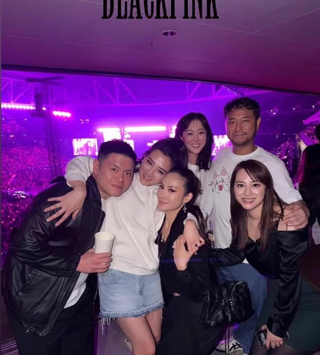 戚薇一家四口现身Blackpink香港演唱会，Lucky美少女打扮又高又美（组图） - 12