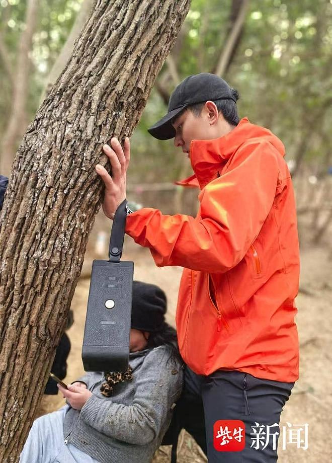 南京帅小伙给爬山摔断腿女士当“人肉靠垫”数小时等救援，医生赞处置非常专业（组图） - 1