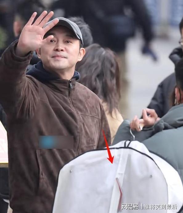 明星春晚联排带一堆助理，拎包拿水杯随身伺候，细节见人品（组图） - 8