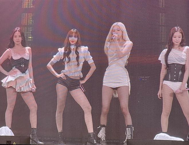 戚薇一家四口现身Blackpink香港演唱会，Lucky美少女打扮又高又美（组图） - 2