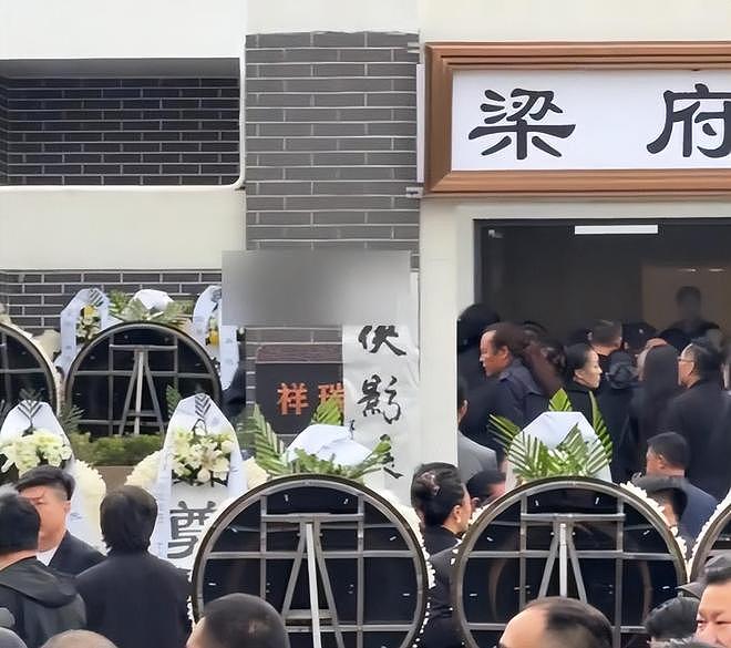 梁小龙葬礼举行：家属设置两个灵堂，周星驰送花篮送别（组图） - 10