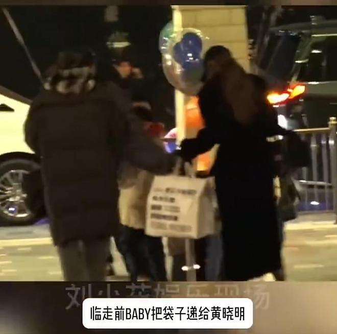 黄晓明baby离婚后罕同框，带儿子去迪士尼玩，递袋互动超自然（组图） - 5