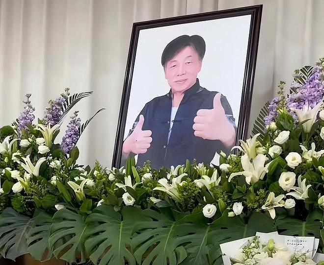 梁小龙葬礼举行：家属设置两个灵堂，周星驰送花篮送别（组图） - 15