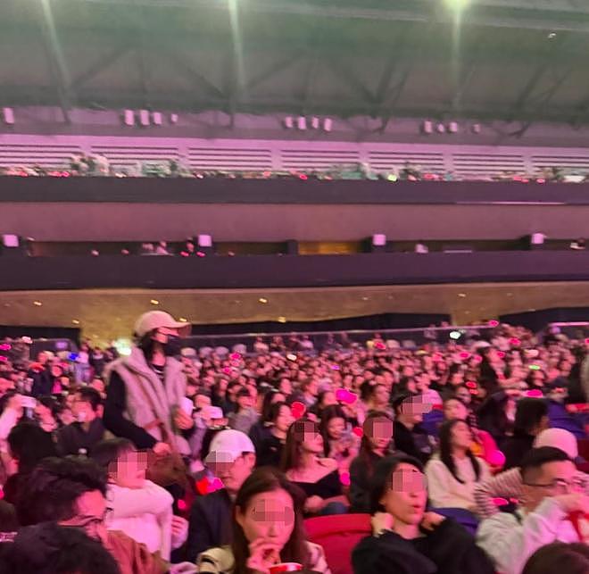 戚薇一家四口现身Blackpink香港演唱会，Lucky美少女打扮又高又美（组图） - 11
