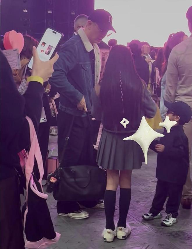 戚薇一家四口现身Blackpink香港演唱会，Lucky美少女打扮又高又美（组图） - 7