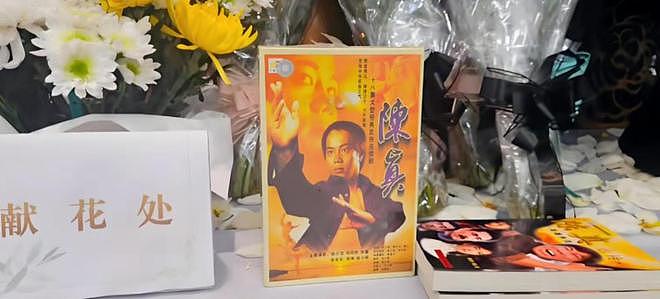 梁小龙葬礼举行：家属设置两个灵堂，周星驰送花篮送别（组图） - 8