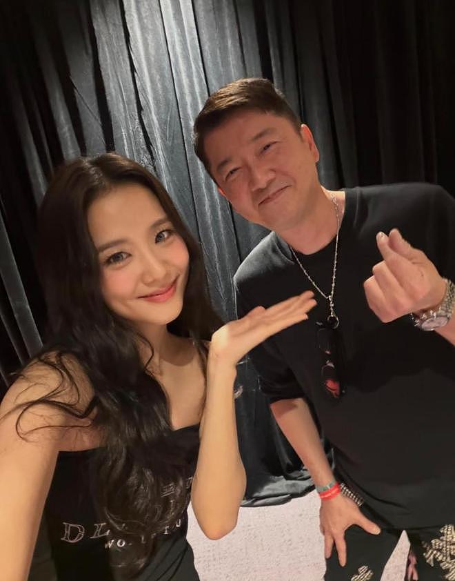 戚薇一家四口现身Blackpink香港演唱会，Lucky美少女打扮又高又美（组图） - 17