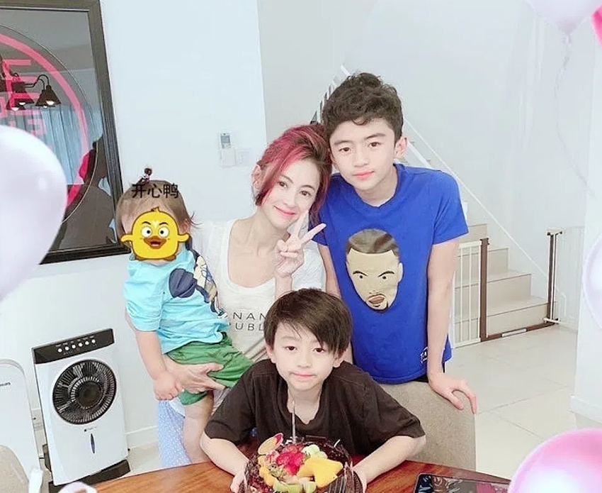 张柏芝携三子现身香港机场，被指送长子赴澳升学（组图） - 1