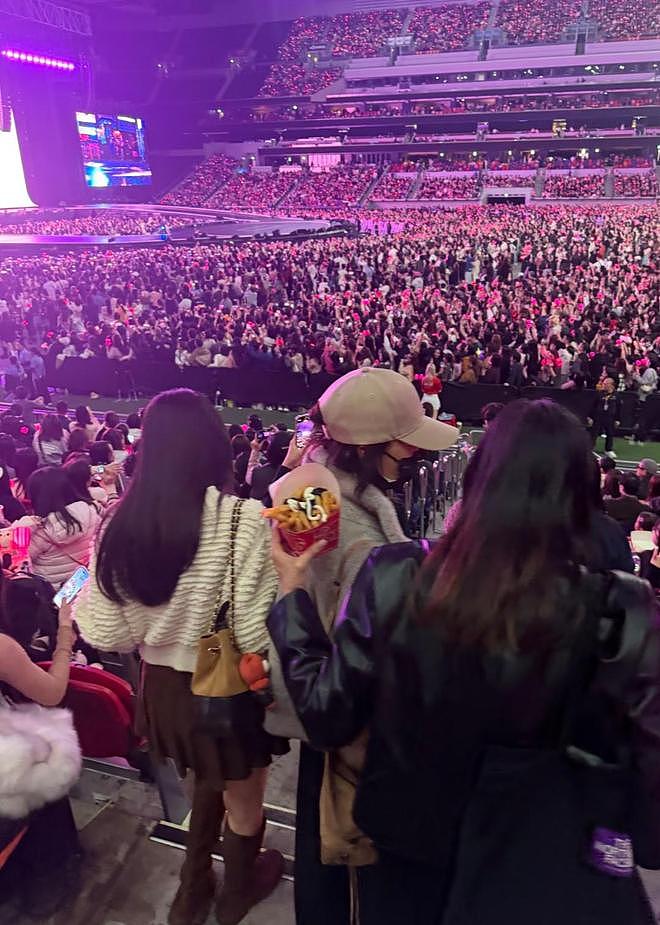戚薇一家四口现身Blackpink香港演唱会，Lucky美少女打扮又高又美（组图） - 9