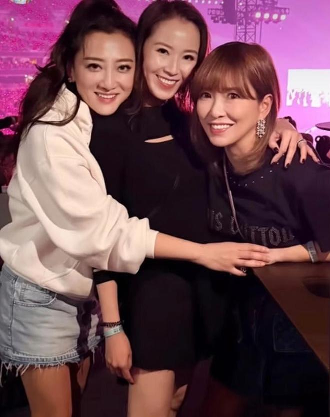 戚薇一家四口现身Blackpink香港演唱会，Lucky美少女打扮又高又美（组图） - 14