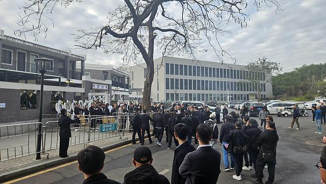 梁小龙追悼会在深圳举行,专门为粉丝设置悼念厅,有人携带《陈真》老录像带前来悼念(组图) - 2