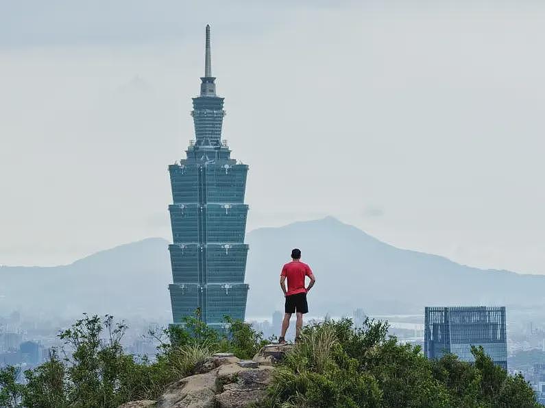 创下世界纪录!美国极限攀岩家霍诺德91分钟“赤手登顶”台北101(组图) - 4