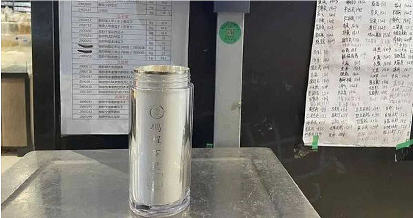 哭笑不得！她花2万买钻戒，没想到最值钱的是附送的杯子（组图） - 1