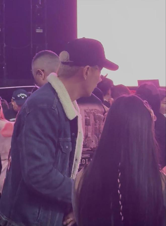 戚薇一家四口现身Blackpink香港演唱会，Lucky美少女打扮又高又美（组图） - 6