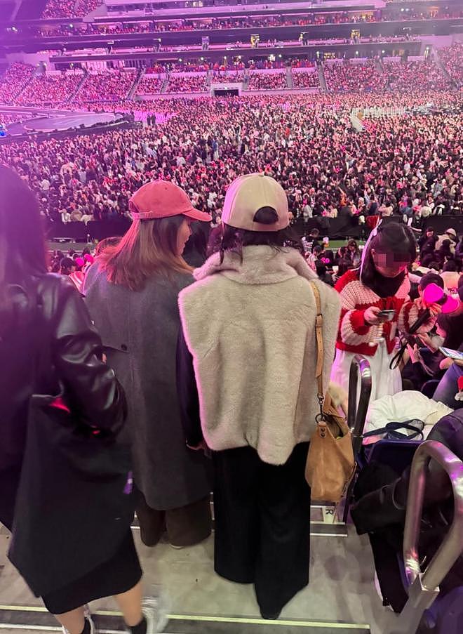 戚薇一家四口现身Blackpink香港演唱会，Lucky美少女打扮又高又美（组图） - 10