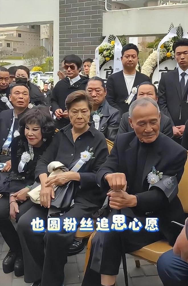 梁小龙葬礼举行：家属设置两个灵堂，周星驰送花篮送别（组图） - 6