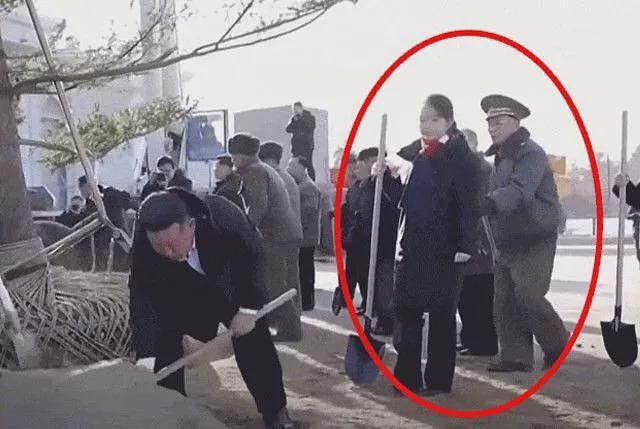 朝鲜国防相“碰触金主爱”画面外流 恐触怒金正恩（组图） - 1