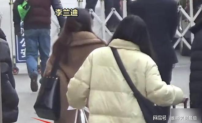 明星春晚联排带一堆助理，拎包拿水杯随身伺候，细节见人品（组图） - 3