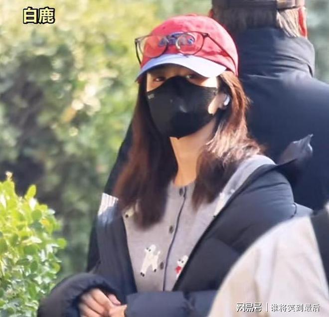 明星春晚联排带一堆助理，拎包拿水杯随身伺候，细节见人品（组图） - 9