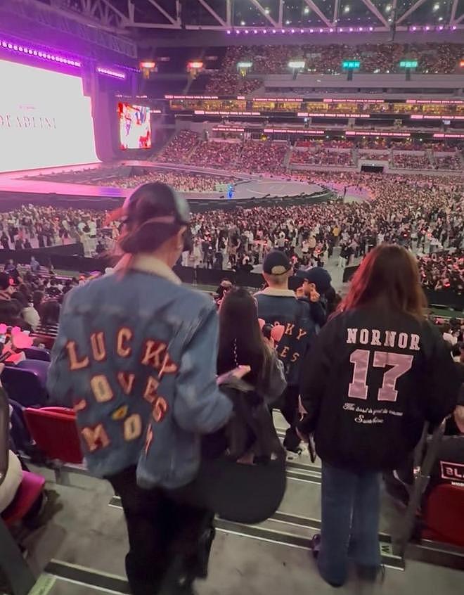 戚薇一家四口现身Blackpink香港演唱会，Lucky美少女打扮又高又美（组图） - 3