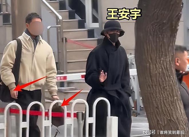 明星春晚联排带一堆助理，拎包拿水杯随身伺候，细节见人品（组图） - 7