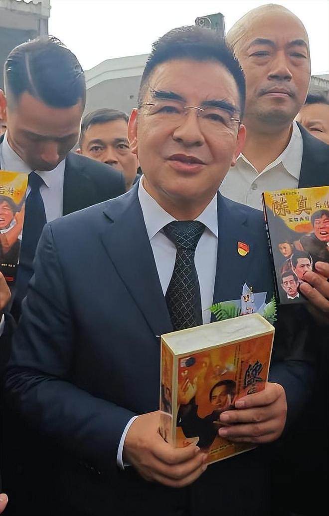 梁小龙葬礼举行：家属设置两个灵堂，周星驰送花篮送别（组图） - 7