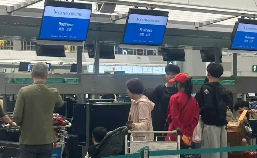 张柏芝携三子现身香港机场，被指送长子赴澳升学（组图） - 2