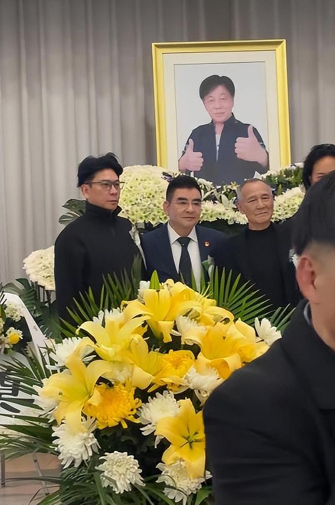 梁小龙葬礼举行：家属设置两个灵堂，周星驰送花篮送别（组图） - 2