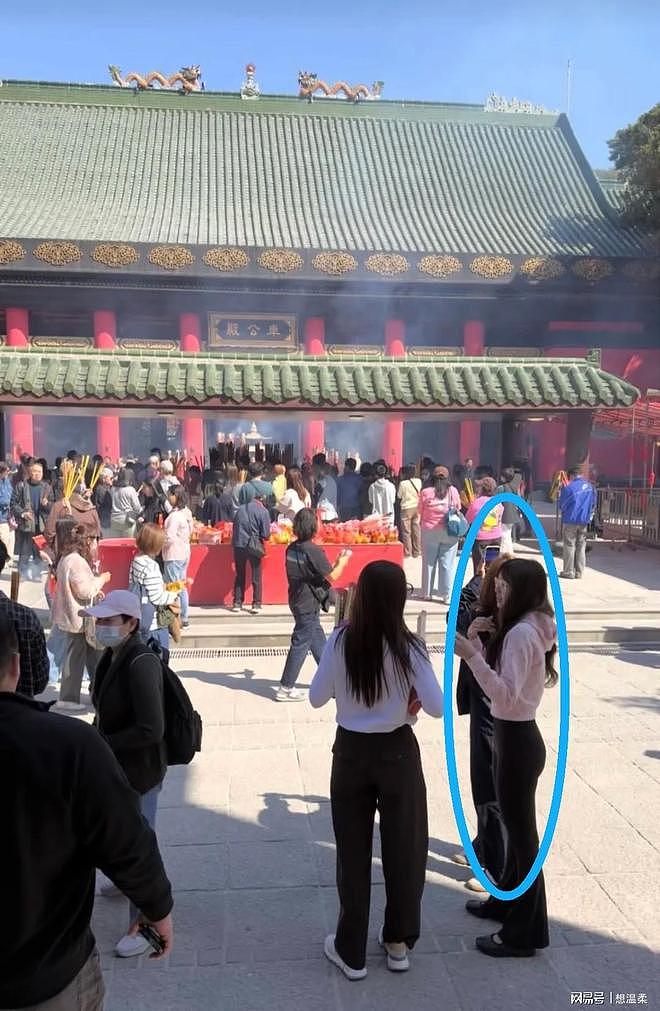 香港偶遇素颜Lisa，戴眼镜又黑壮似菲佣身材引讨论（组图） - 8