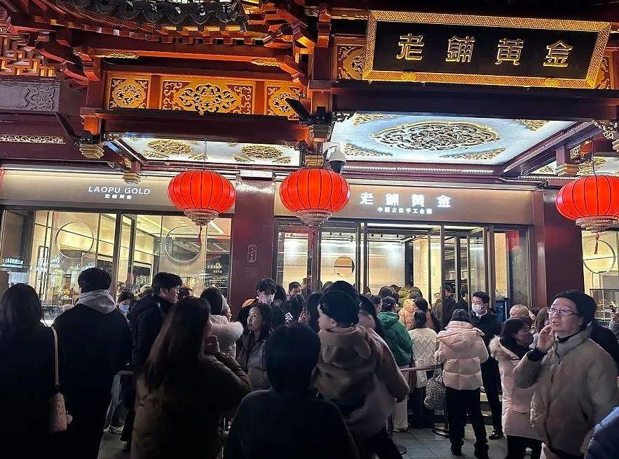 黄金白银价格暴涨！内地民众通宵排队抢购，金舖门前墟冚如春运（组图） - 3