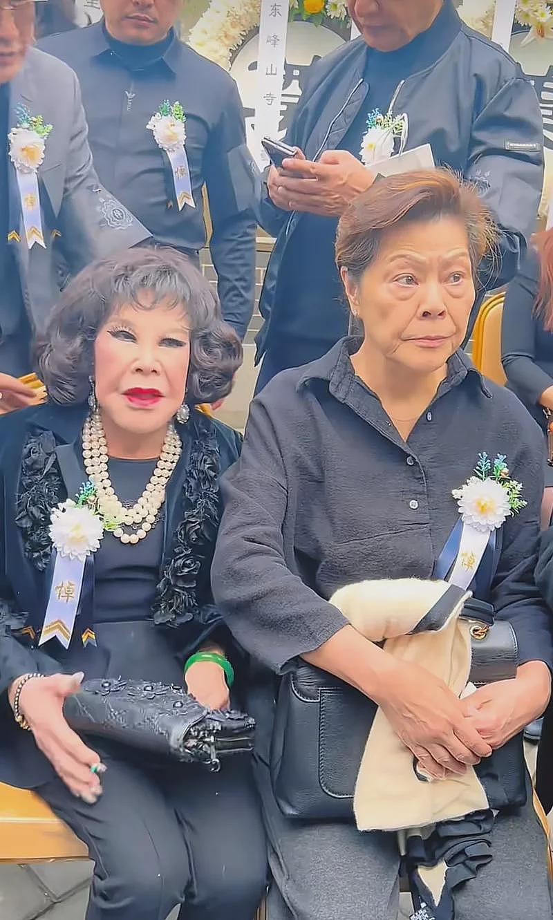 梁小龙出殡成闹剧，经纪人疑似与他妻儿闹翻（组图） - 8