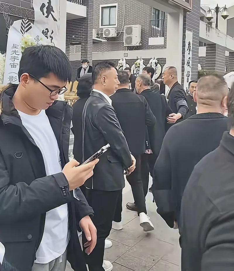 梁小龙出殡成闹剧，经纪人疑似与他妻儿闹翻（组图） - 5