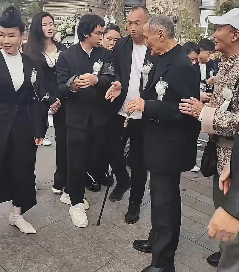 梁小龙出殡成闹剧，经纪人疑似与他妻儿闹翻（组图） - 3