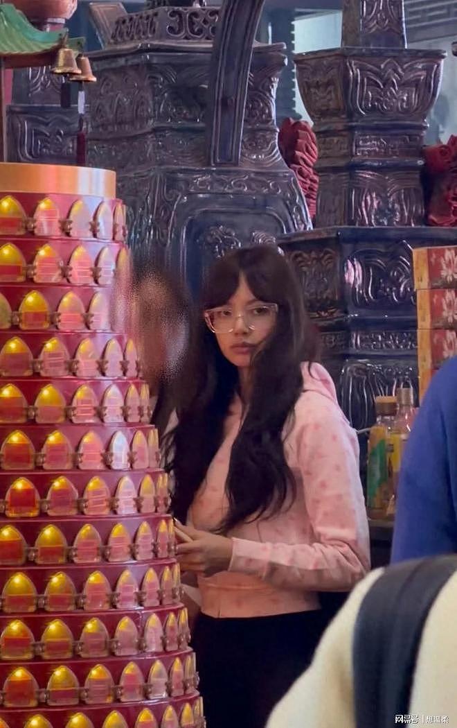 香港偶遇素颜Lisa，戴眼镜又黑壮似菲佣身材引讨论（组图） - 1