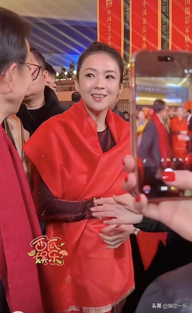 章子怡现身晚会气质100分，给人腾位置超有礼貌 ！眼神温和了很多（组图） - 2