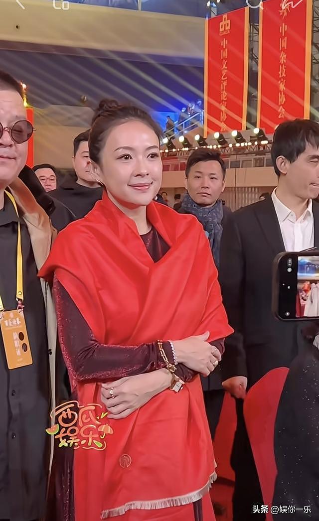 章子怡现身晚会气质100分，给人腾位置超有礼貌 ！眼神温和了很多（组图） - 1