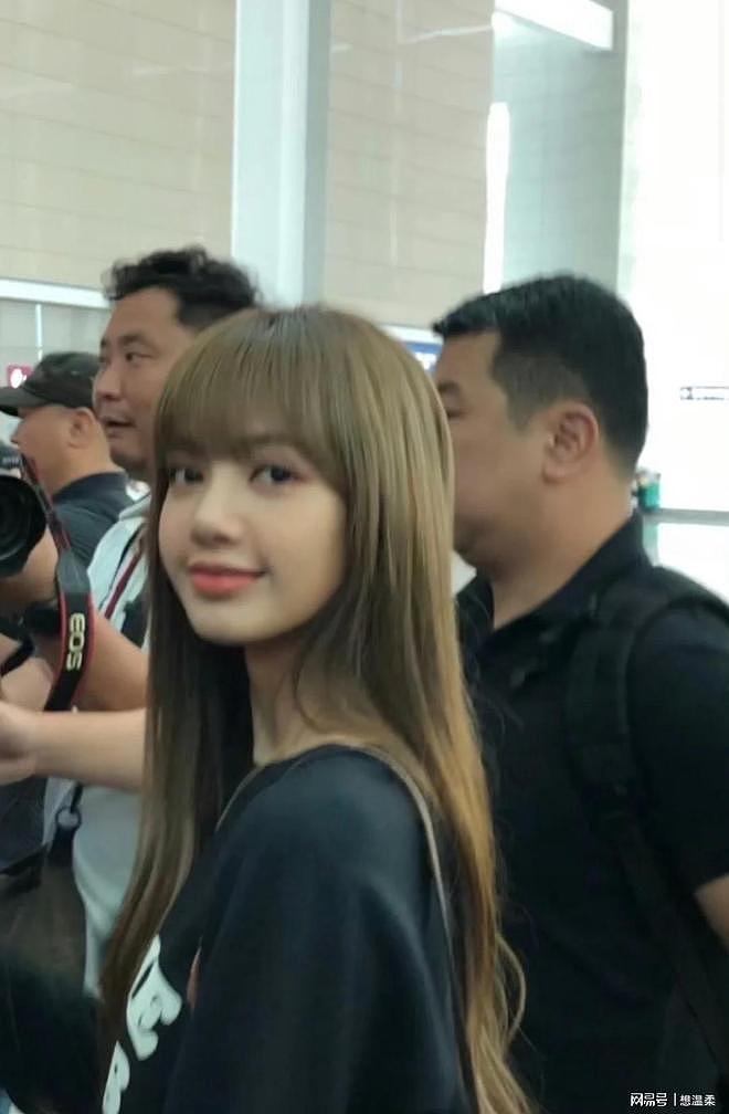 香港偶遇素颜Lisa，戴眼镜又黑壮似菲佣身材引讨论（组图） - 9