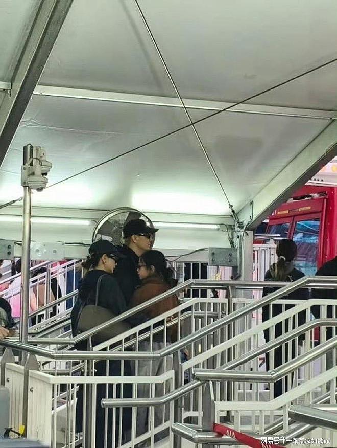 戚薇夫妇香港带娃追星，Lucky女团装扮身高惊人抢镜（组图） - 19