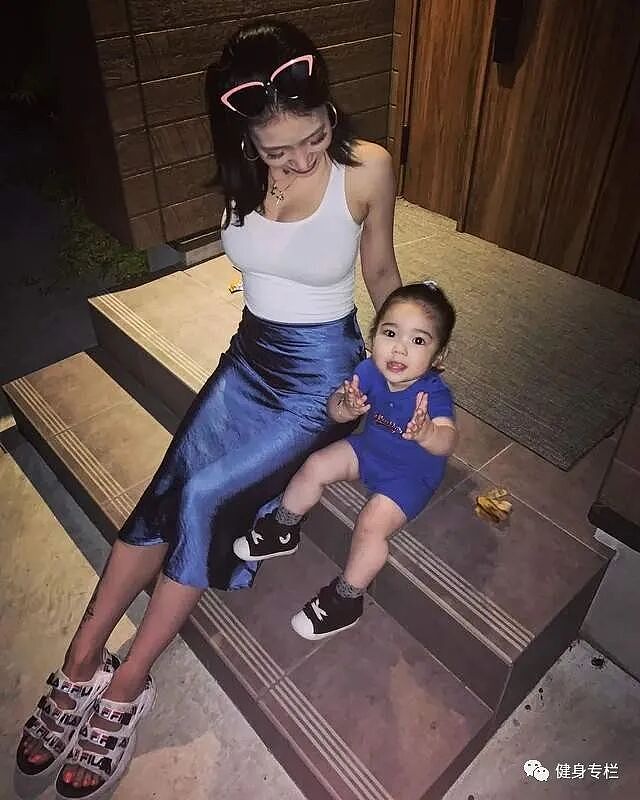 【美女】日本辣妈因穿衣太性感被批，网友：都当妈了还穿成这样（组图） - 1